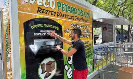 Petardos CM presenta un contenidor de reciclatge especial per a la campanya de Sant Joan